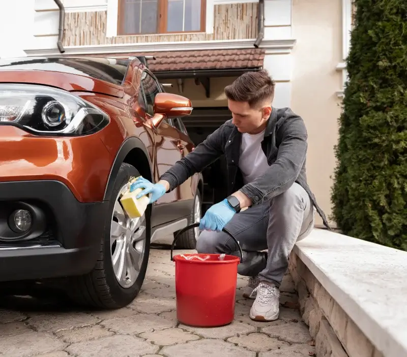 Lavage auto à domicile Nuaillé-d'Aunis : professionnel intervenant sur un véhicule